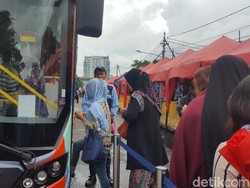 TransJ Tanah Abang Explorer Kembali Beroperasi, Warga Ramai Antre