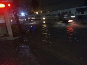 Hujan Deras Sejak Subuh, Sejumlah Jalan di Jaksel Tergenang