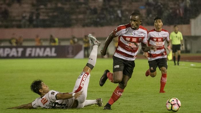 Greg Nwokolo bisa main bareng klub meski dicoret dari Timnas karena cedera (Mohammad Ayudha/ANTARA FOTO) Greg Nwokolo bisa main bareng klub meski dicoret dari Timnas karena cedera (Mohammad Ayudha/ANTARA FOTO)