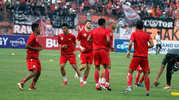 Para pemain Persija Jakarta menjalani pemanasan jelang melawan Mitra Kukar.