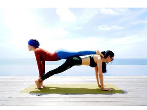 Syahrini Pamer Pose Yoga dengan Teman Sosialitanya Saat Liburan di Bali