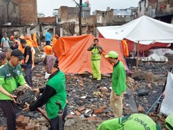 Pemkot Jakbar Bersihkan Sisa Kebakaran Taman Sari