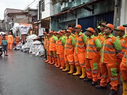 500 Personel Gabungan Bersihkan Sampah Sisa Kebakaran Tamansari