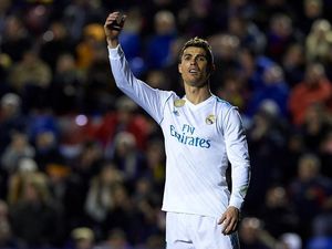 Ronaldo ke Juru Kamera: Jangan Sorot Aku, Fokus ke Pertandingan Saja Ronaldo ke Juru Kamera: Jangan Sorot Aku, Fokus ke Pertandingan Saja