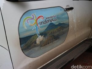 Stiker Wonderful Indonesia di Mobil Teddy dan Yana Bikin Bule Penasaran