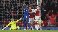 Aubameyang merayakan gol kedua Arsenal yang dibuat Laurent Koscielny (David Klein/Reuters)