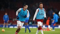 Aubameyang dan Henrikh Mkhitaryan melakukan pemanasan. Keduanya dipasang sebagai starter di lini serang bareng Mesut Oezil (David Klein/ REUTERS)