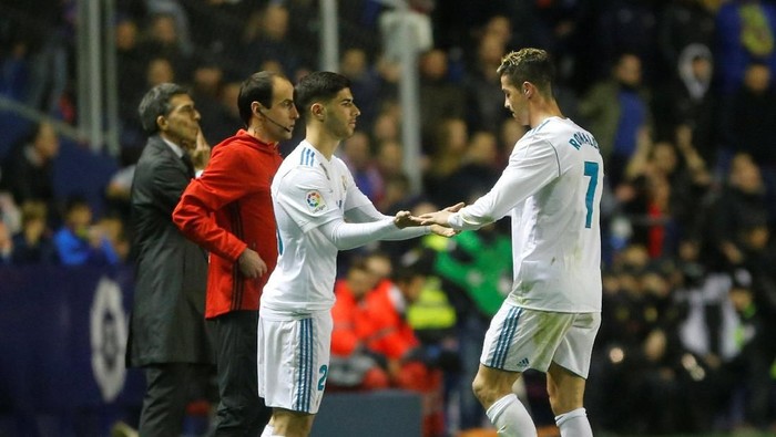 Soccer Football - La Liga Santander - Levante vs Real Madrid - Ciutat de Valencia, Valencia, Spain - February 3, 2018   Real Madrid’s Marco Asensio comes on as a substitute to replace Cristiano Ronaldo     REUTERS/Heino Kalis