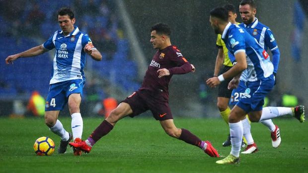 Philippe Coutinho kesulitan menembus pertahanan Espanyol.
