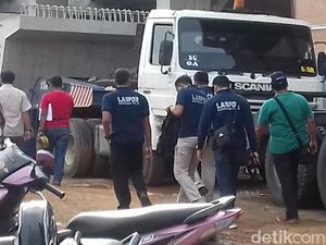 Tim KNKT dan Puslabfor Cek Lokasi Crane Jatuh di Jatinegara Tim KNKT dan Puslabfor Cek Lokasi Crane Jatuh di Jatinegara
