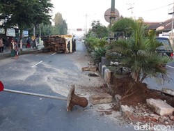 Truk Tabrak Pembatas Jalan Hingga Terguling, Satu Keluarga Selamat