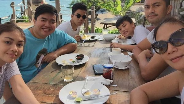 Begini Nih Kebersamaan Anjasmara dan Keluarga Saat Makan Bareng