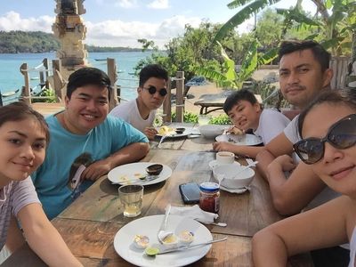 Begini Nih Kebersamaan Anjasmara dan Keluarga Saat Makan Bareng