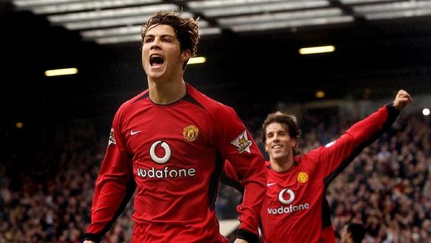 Manchester United's Christian Ronaldo (L) celebrates after scoring his team's third goal as teammate Ruud Van Nistelrooy (R) runs in 14 February 2004 in Manchester during their FA Cup fifth round match.   AFP PHOTO STEVE PARKIN / AFP PHOTO / STEVE PARKIN