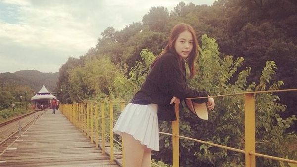 Foto: Gaya Liburan Sederhana Min Hyo Rin, Istri Taeyang Bigbang