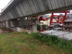 Polisi Periksa Sopir Crane Proyek DDT yang Ambruk di Jatinegara