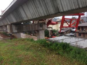 Polisi Periksa Sopir Crane Proyek DDT yang Ambruk di Jatinegara Polisi Periksa Sopir Crane Proyek DDT yang Ambruk di Jatinegara
