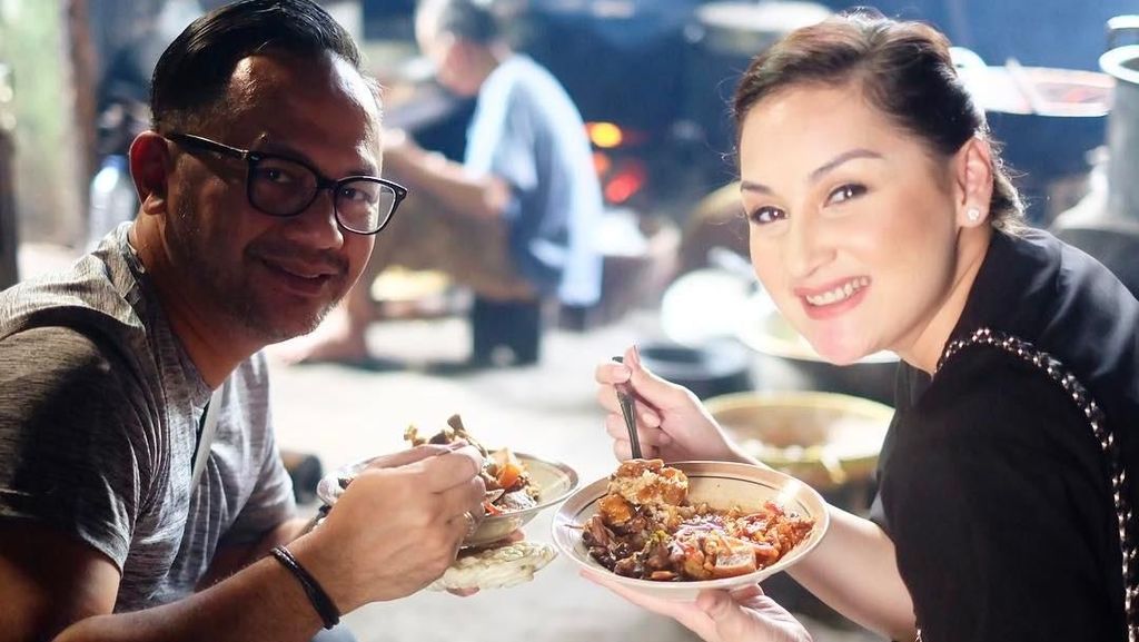 7 Foto Ini Bukti Kalau Artis Suka Makan Tradisional 7 Foto Ini Bukti Kalau Artis Suka Makan Tradisional