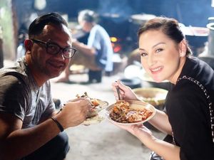 7 Foto Ini Bukti Kalau Artis Suka Makan Tradisional 7 Foto Ini Bukti Kalau Artis Suka Makan Tradisional
