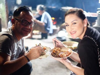 7 Foto Ini Bukti Kalau Artis Suka Makan Tradisional