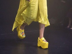 Belum Resmi Dirilis, Sepatu Balenciaga Model Crocs Rp 11 Juta Habis Terjual