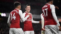 Senyum lebar Mesut Oezil melihat performa rekan barunya. Pekan indah untuk Oezil karena dia juga baru memperpanjang kontraknya. (Tony OBrien/Action Images via Reuters)
