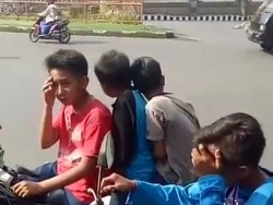Motor Mau Ditahan Polisi, Bocah-bocah Ini Kompak Menangis