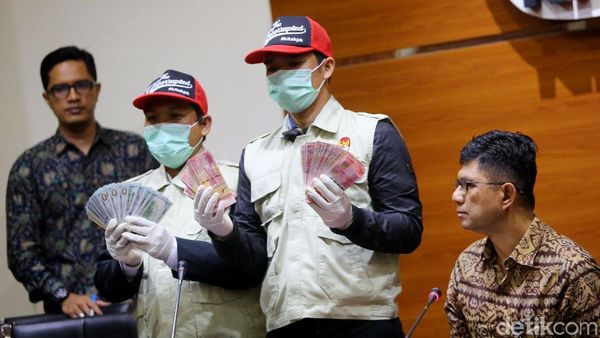 KPK Tunjukkan Barbuk Duit Suap Bupati Jombang
