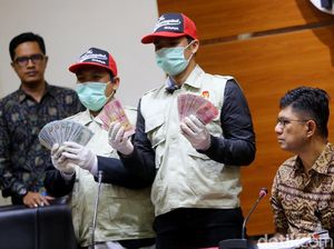 KPK Tunjukkan Barbuk Duit Suap Bupati Jombang