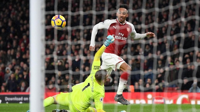 Arsenal vs Everton Soccer Football - Premier League - Arsenal vs Everton - Emirates Stadium, London, Britain - February 3, 2018   Arsenal's Pierre-Emerick Aubameyang scores their fourth goal    Action Images via Reuters/Tony O'Brien    EDITORIAL USE ONLY. No use with unauthorized audio, video, data, fixture lists, club/league logos or