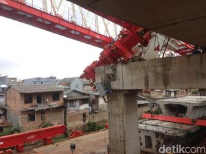 Jasad 4 Korban Crane Ambruk di Jatinegara Dibawa ke RS Polri Jasad 4 Korban Crane Ambruk di Jatinegara Dibawa ke RS Polri