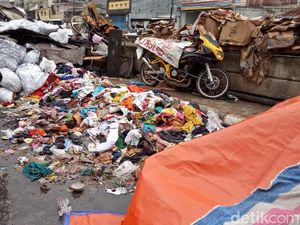 Basah Kena Hujan, Sumbangan Pakaian Kebakaran Taman Sari Dibuang
