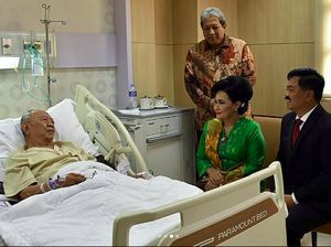 Panglima TNI Jenguk Gus Sholah yang Dirawat di RSPON
