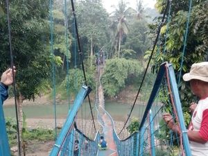 Jembatan Gantung di Cianjur yang Putus Baru Satu Bulan Diresmikan