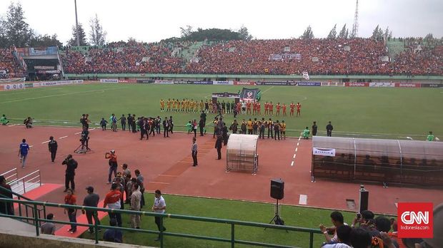 Pemain kedua tim berbaris sebelum pertandingan Mitra Kukar vs Persija Jakarta.