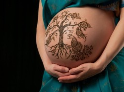Melukis Perut Ibu Hamil dengan Henna, Aman Nggak Ya?