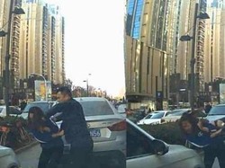 Kesal Karena Klakson, Pria Ini Pukul Pengemudinya