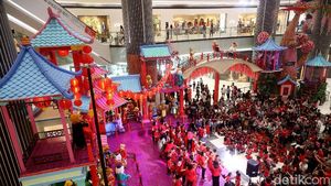 Pusat Perbelanjaan Bersolek Jelang Imlek
