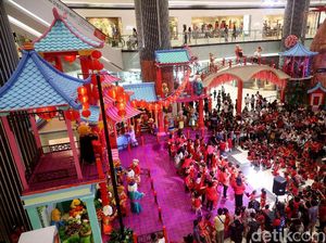 Pusat Perbelanjaan Bersolek Jelang Imlek