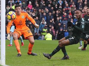 Tentang Peluang Emas Sterling yang Gagal Jadi Gol