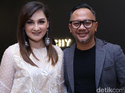 Sang Suami Lebih Pendek, Mona Ratuliu Diminta Mengalah Tak Pakai High Heels