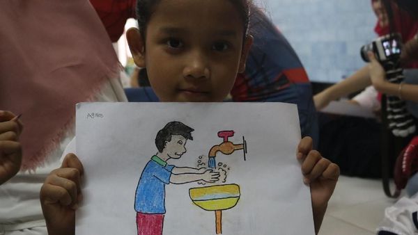 Seriusnya si Kecil Saat Menggambar dan Mewarnai