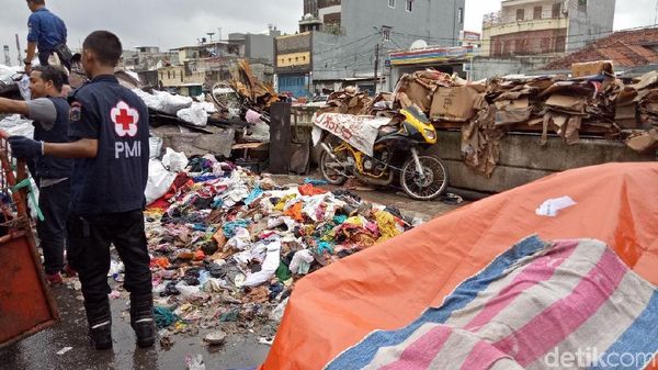 Foto: Sumbangan Pakaian untuk Korban Kebakaran Taman Sari Dibuang