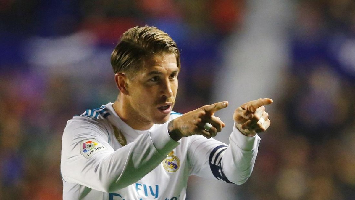 Sergio Ramos meminta Real Madrid untuk tidak bikin kesalahan di Paris. (Foto: Heino Kalis/REUTERS)