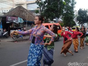 Bulan Cinta Inggit Garnasih, 17 Perempuan Bandung Menari di Jalan