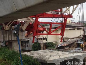 Crane Ambruk di Jatinegara, Pekerja Sebut Baut Bermasalah Crane Ambruk di Jatinegara, Pekerja Sebut Baut Bermasalah