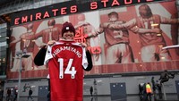 Fans sebelum laga kontra Everton di Emirates Stadium, Minggu (4/2/2018) dinihari WIB tadi, membeli jersey Aubameyang (Tony OBrien/Action Images via Reuters)