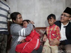 Bupati Anas Rawat dan Beri Beasiswa Anak Yatim Korban Longsor