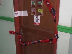 OTT Bupati Nyono, KPK Segel Ruang Kerja Kadinkes Jombang OTT Bupati Nyono, KPK Segel Ruang Kerja Kadinkes Jombang