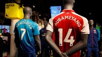 Fans Arsenal tentu tak sabar menantikan aksi Pierre-Emerick Aubameyang dan Henrikh Mkhitaryan di laga kandang perdana keduanya (David Klein/Reuters)